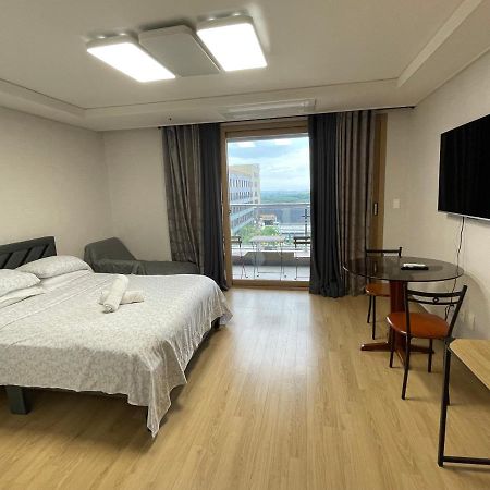Spacious Luxury Condo W/ Kitchen Beside Hilton Clark D'Heights アンヘレス エクステリア 写真