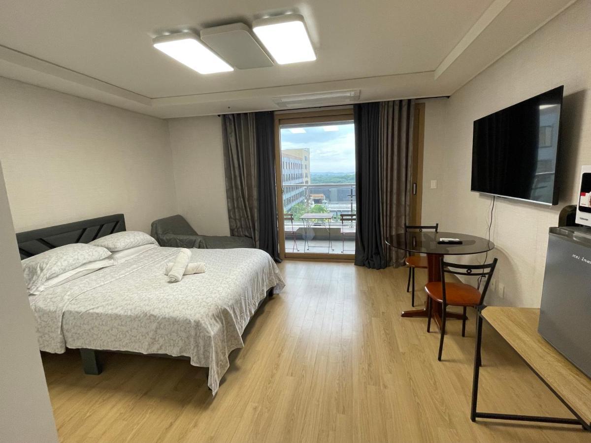 Spacious Luxury Condo W/ Kitchen Beside Hilton Clark D'Heights アンヘレス エクステリア 写真