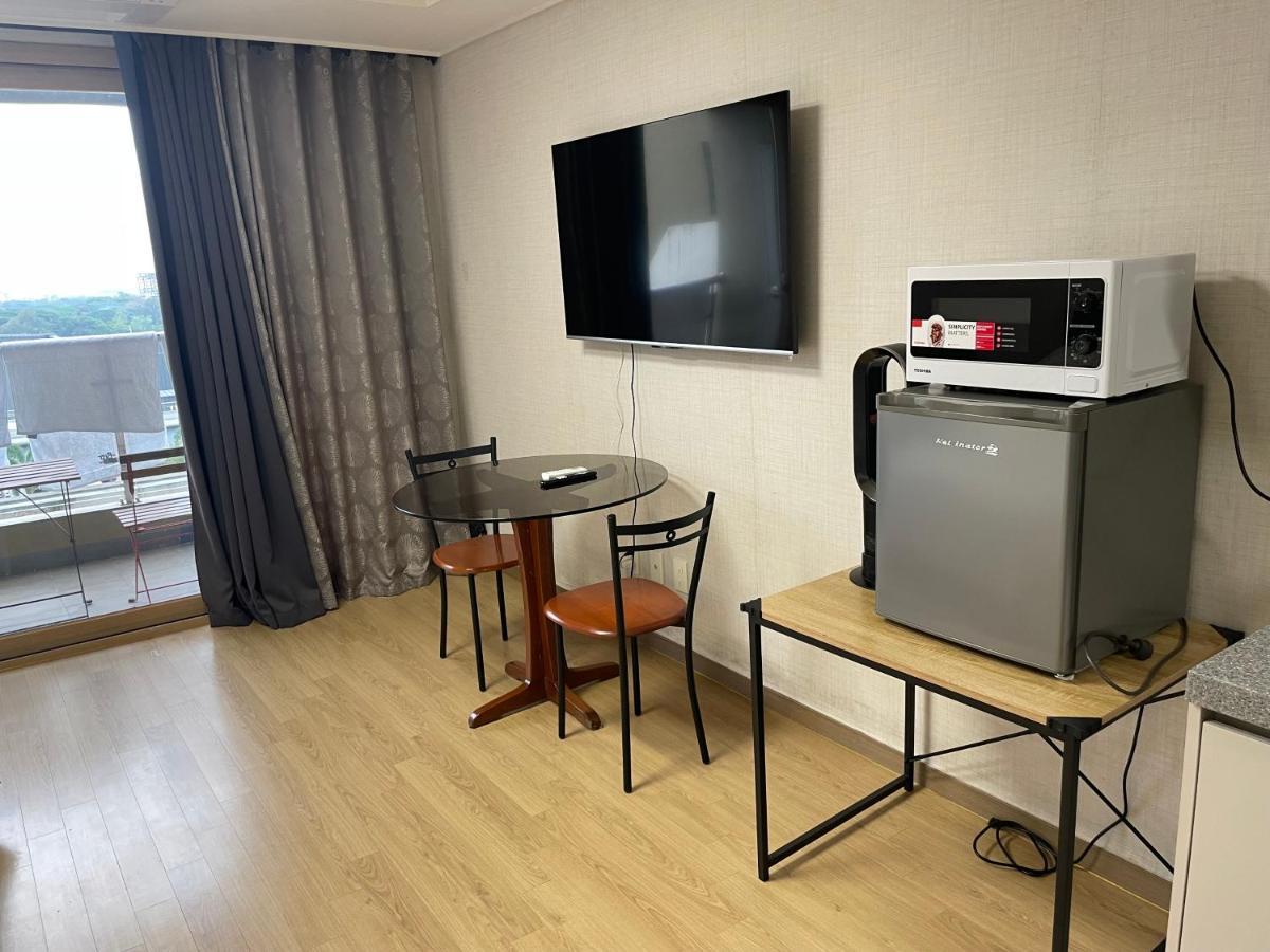 Spacious Luxury Condo W/ Kitchen Beside Hilton Clark D'Heights アンヘレス エクステリア 写真