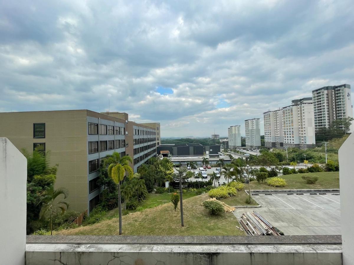 Spacious Luxury Condo W/ Kitchen Beside Hilton Clark D'Heights アンヘレス エクステリア 写真
